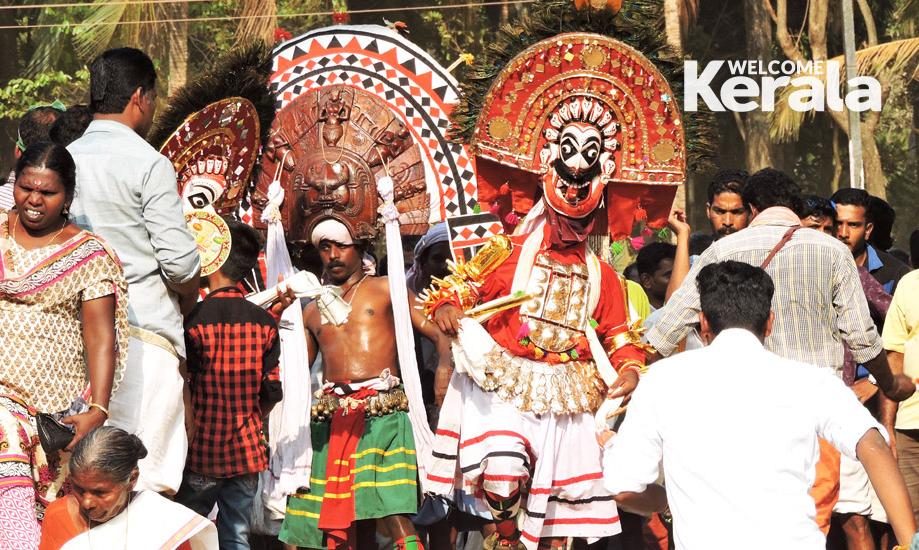 File Photo: Poothan & Thira at Kavalappara Aryankavu. 