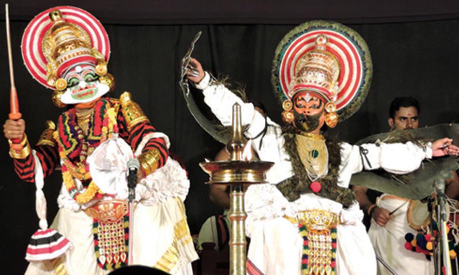 Kalamandalam Sangeeth Chakyar as Ravanan (left) and Kalamandalam Kanakakumar as Jatayu in Jatayuvadham 