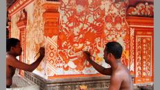 Artists at work- Asokan Cheruvathur and P Naveenkumar at Purameri temple